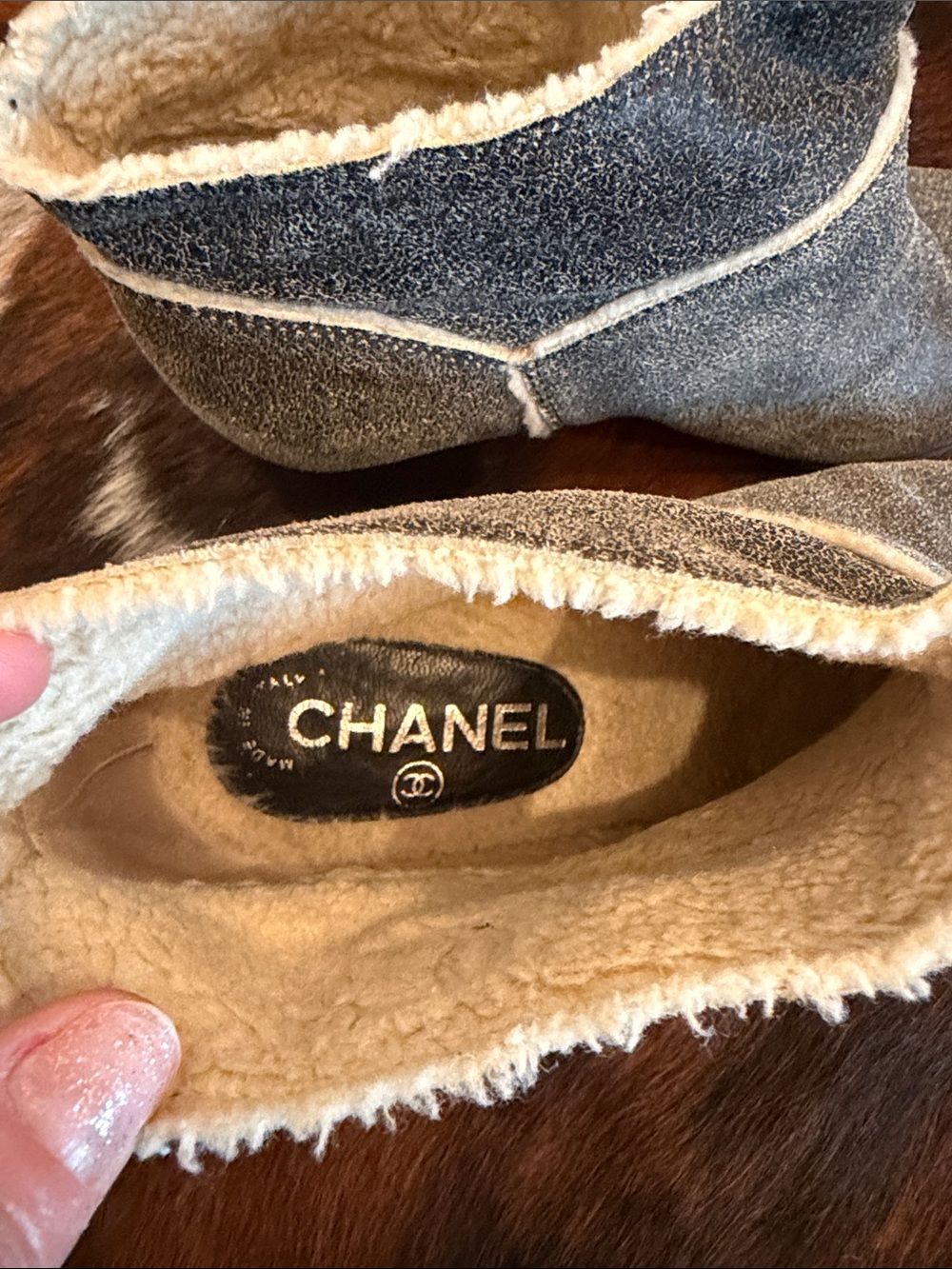 CHANEL Shearling-Lined Suede Ankle Boots in Gray with cream - Picture 2 of 7